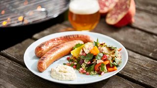 Pølser med grillet salat og artiskokcreme
