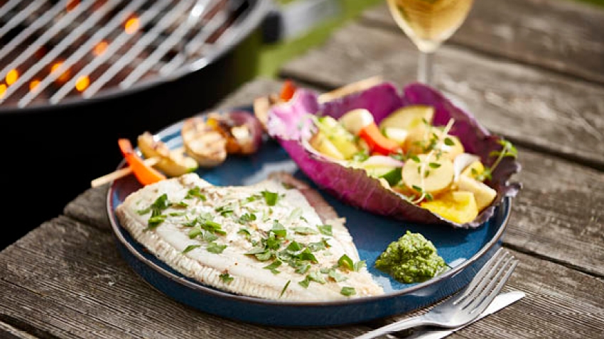 Rødspætte med grillet grønt - nemlig.com - opskrift