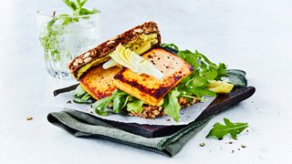Stegt halloumi rugbrødssandwich