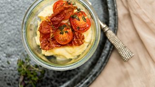 Scrambled æg med sprød skinke og bagte tomater