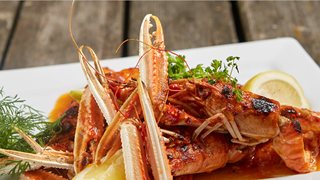 Hummer med tomatiseret smørsauce og friske krydderurter