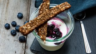 Tykmælk med blåbærkompot