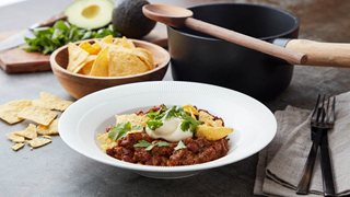 Hurtig chili con carne med creme fraiche og tortilla chips