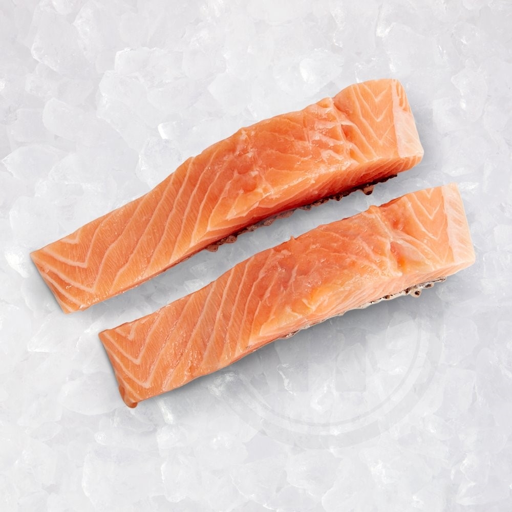 Lakseportioner med skind . optøet