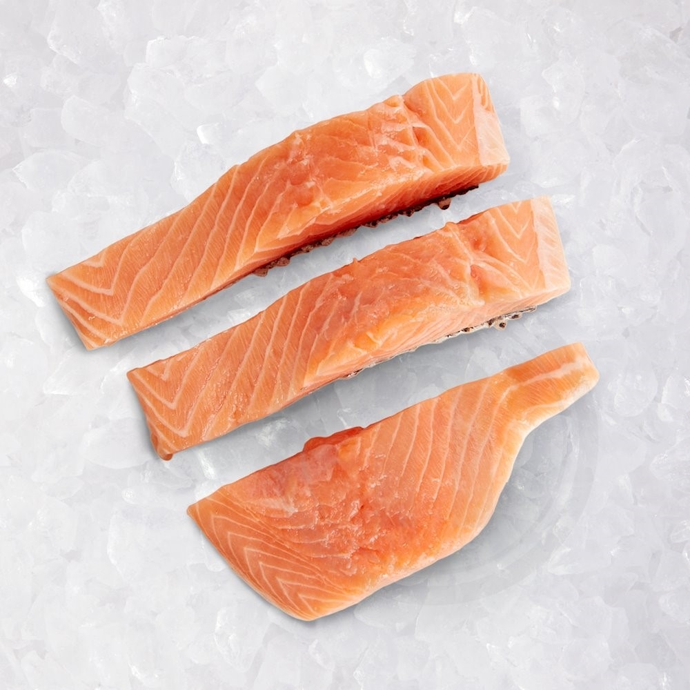 Lakseportioner med skind .