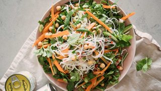 Vietnamesisk inspireret kikærte- og nudelsalat