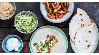 Tortillas med gris, hummus og saltet kål