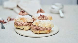 Fastelavnsboller af wienerdej med remonce og chokoladecreme